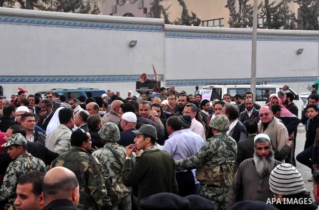 Egyptian wait for the release of Abbud al-Zomor and his cousin Tareq, members of Egypt's Islamic Jihad, from Tura jail, in Hilwan on the outskirts of Cairo, on March 12, 2011, after Egypt's new military rulers ordered th...