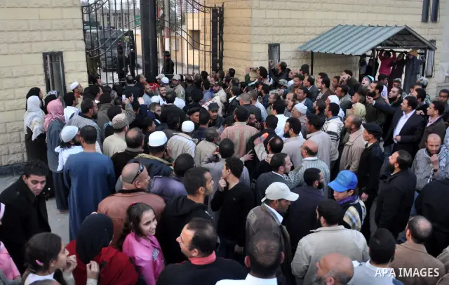 Egyptian wait for the release of Abbud al-Zomor and his cousin Tareq, members of Egypt's Islamic Jihad, from Tura jail, in Hilwan on the outskirts of Cairo, on March 12, 2011, after Egypt's new military rulers ordered th...