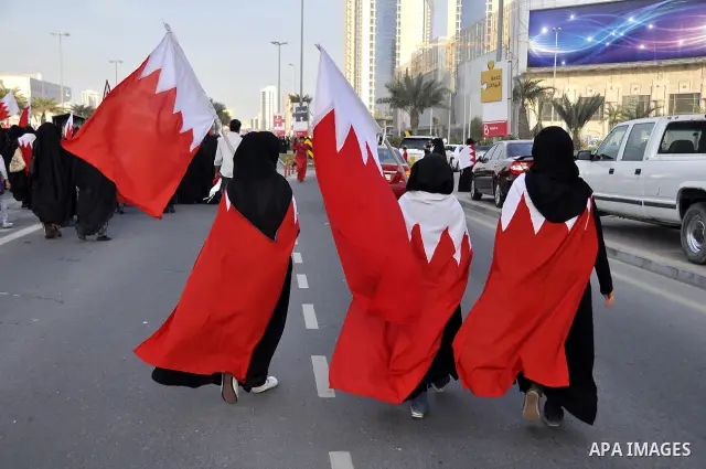 Thousands of Bahraini anti-government demonstrators chant slogans against the king on March 11, 2011 as they march toward the royal palace in Manama where a group of pro-regime loyalists waited with clubs, swords and met...
