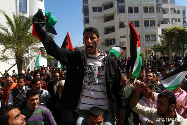 Palestinians participate in a march calling for a reconciliation between the rival Palestinian leading factions Hamas in Gaza and Fatah in the West Bank, in Gaza City, Monday, March 14, 2011. Photo by Ashraf Amra