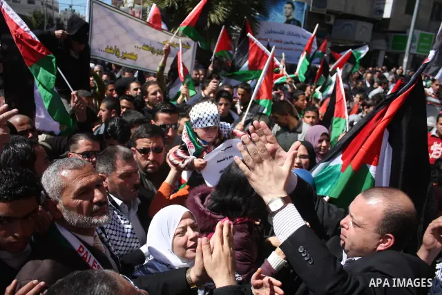 Hamas , Fatah parliamentary lawmakers and Palestinian demonstrators take part in a protest calling for Palestinian political unity between Gaza's Hamas rulers and the Fatah-dominated Palestinian Authority which rules fro...