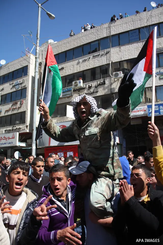 Hamas , Fatah parliamentary lawmakers and Palestinian demonstrators take part in a protest calling for Palestinian political unity between Gaza's Hamas rulers and the Fatah-dominated Palestinian Authority which rules fro...