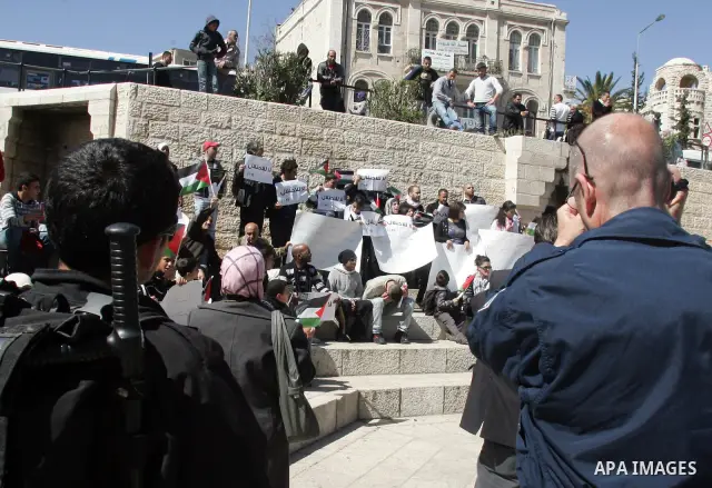 Palestinian demonstrators take part in a protest calling for Palestinian political unity between Gaza's Hamas rulers and the Fatah-dominated Palestinian Authority which rules from Ramallah, on March 15, 2011 in front of...