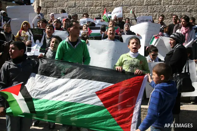 Palestinian demonstrators take part in a protest calling for Palestinian political unity between Gaza's Hamas rulers and the Fatah-dominated Palestinian Authority which rules from Ramallah, on March 15, 2011 in front of...