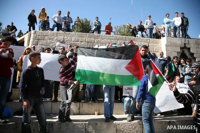 Palestinian demonstrators take part in a protest calling for Palestinian political unity between Gaza's Hamas rulers and the Fatah-dominated Palestinian Authority which rules from Ramallah, on March 15, 2011 in front of...