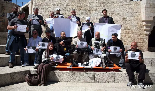 Sit-in organized by Palestinian journalists in the Damascus Gate in East Jerusalem to stop the ongoing attacks against jounalists in many areas in Palestine and other countries on16 March 2011.Photo by Sliman Khader.