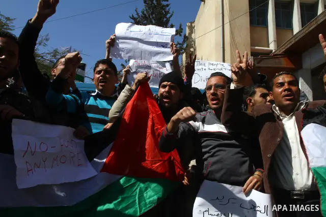 Palestinian youths participate in a sit-in calling for national reconciliation in front of the United Nations Relief and Works Agency (UNRWA) headquarters in Gaza City, March 17, 2011. Photo by Ashraf Amra