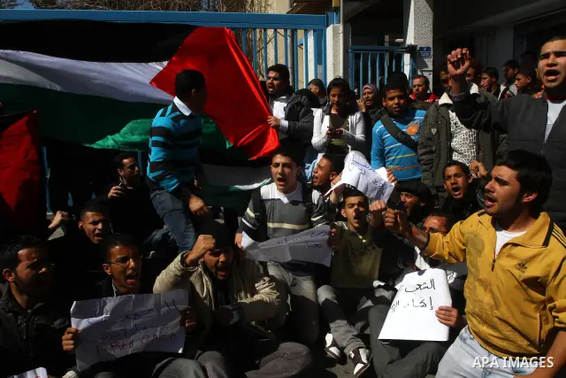 Palestinian youths participate in a sit-in calling for national reconciliation in front of the United Nations Relief and Works Agency (UNRWA) headquarters in Gaza City, March 17, 2011. Photo by Ashraf Amra