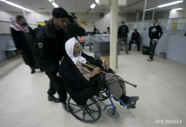Palestinians arrive at their side of the Rafah border crossing with Egypt in the southern Gaza Strip on March 21, 2011 after some 44 Palestinians struggled to flee the violent rebellion against Libyan leader Moamer Kadha...