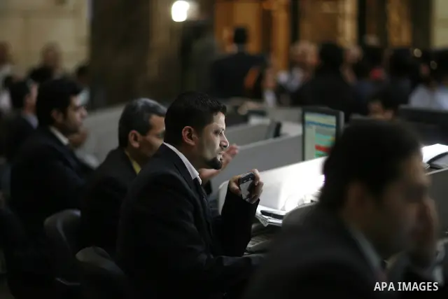 Egyptians work at trading room of the Egyptian stock market in Cairo, Egypt, 23 March 2011. Egypt's benchmark EGX 30 index fell by around 8.9 per cent on 23 March 2011, on the bourse's first day of trading since January...