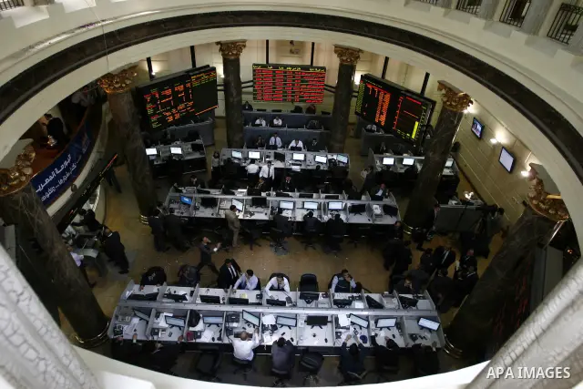 Egyptians work at trading room of the Egyptian stock market in Cairo, Egypt, 23 March 2011. Egypt's benchmark EGX 30 index fell by around 8.9 per cent on 23 March 2011, on the bourse's first day of trading since January...