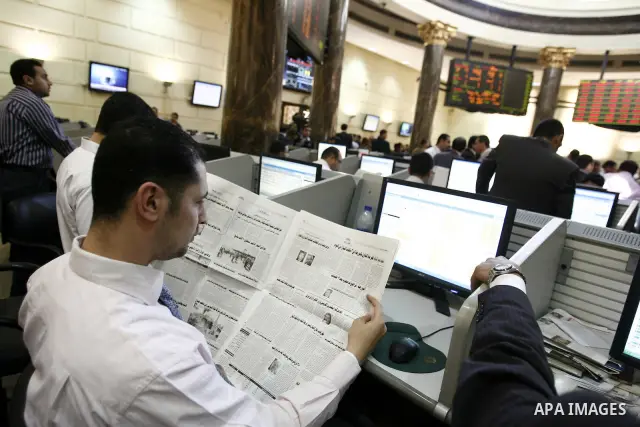 Egyptians work at trading room of the Egyptian stock market in Cairo, Egypt, 23 March 2011. Egypt's benchmark EGX 30 index fell by around 8.9 per cent on 23 March 2011, on the bourse's first day of trading since January...