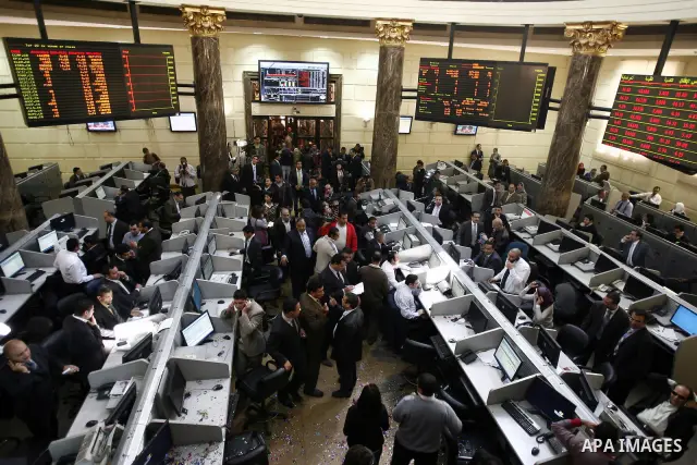 Egyptians work at trading room of the Egyptian stock market in Cairo, Egypt, 23 March 2011. Egypt's benchmark EGX 30 index fell by around 8.9 per cent on 23 March 2011, on the bourse's first day of trading since January...