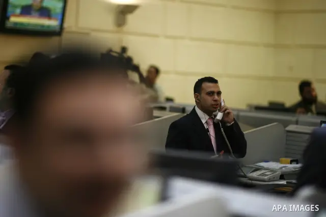 Egyptians work at trading room of the Egyptian stock market in Cairo, Egypt, 23 March 2011. Egypt's benchmark EGX 30 index fell by around 8.9 per cent on 23 March 2011, on the bourse's first day of trading since January...