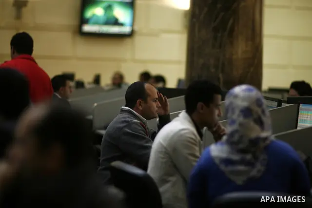 Egyptians work at trading room of the Egyptian stock market in Cairo, Egypt, 23 March 2011. Egypt's benchmark EGX 30 index fell by around 8.9 per cent on 23 March 2011, on the bourse's first day of trading since January...