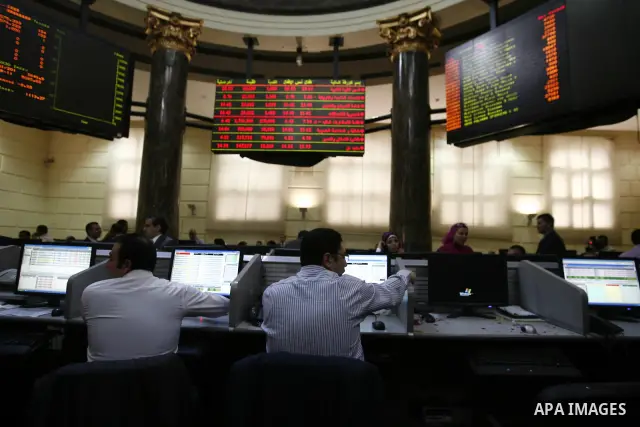 Egyptians work at trading room of the Egyptian stock market in Cairo, Egypt, 23 March 2011. Egypt's benchmark EGX 30 index fell by around 8.9 per cent on 23 March 2011, on the bourse's first day of trading since January...