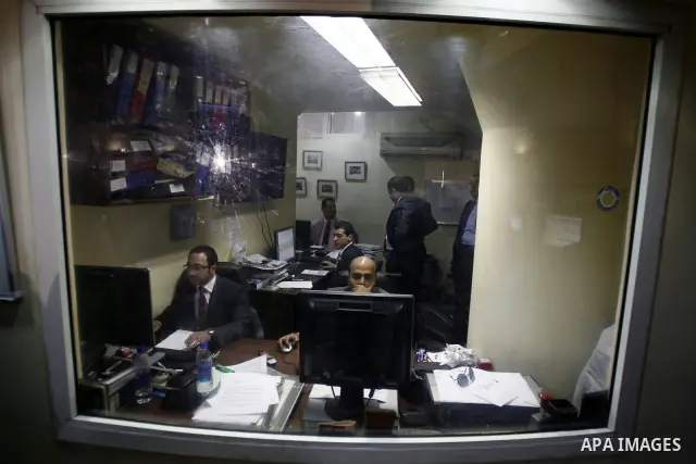 Egyptians work at trading room of the Egyptian stock market in Cairo, Egypt, 23 March 2011. Egypt's benchmark EGX 30 index fell by around 8.9 per cent on 23 March 2011, on the bourse's first day of trading since January...