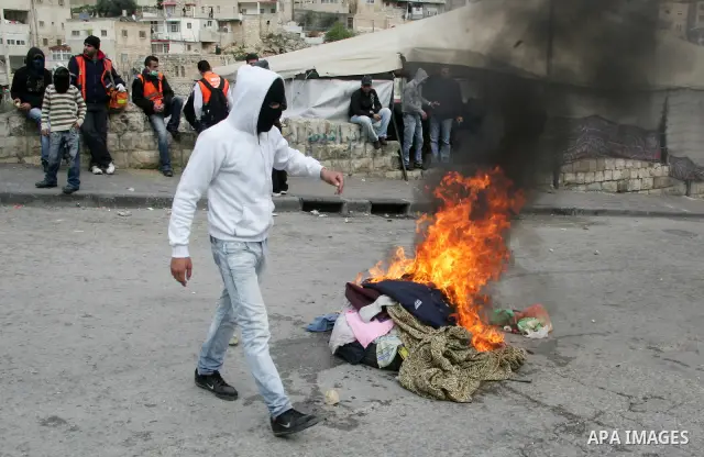 Palestinian youths hurl stones towards Israeli border police during clashes in the mostly Arab neighborhood of Silwan in East Jerusalem March 25, 2011. Photo by Mahfouz Abu Turk .