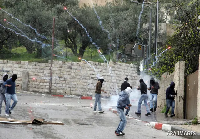 Israeli Border Police fire tear gas towards Palestinian stone throwers during clashes in the mostly Arab neighborhood of Silwan in East Jerusalem March 25, 2011. Photo by Mahfouz abu Turk .