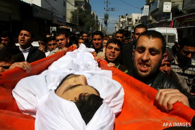 Relatives carry the body of Islamic Jihad militant Sabri Asaliah during his funeral in Jabalia city in the Gaza Strip, on March 27, 2011. An Israeli air strike killed two Gaza militants, threatening to prompt more tit-fo...