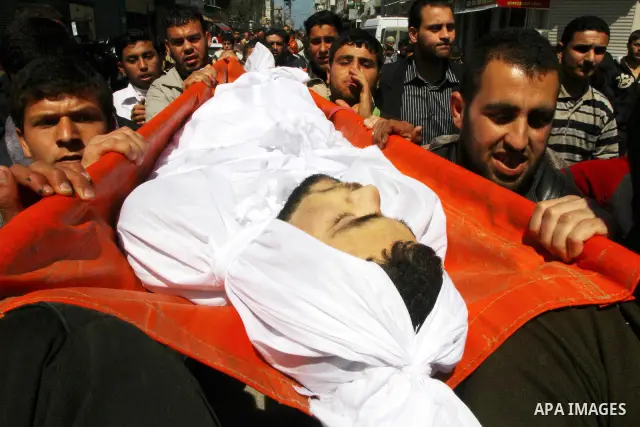Relatives carry the body of Islamic Jihad militant Sabri Asaliah during his funeral in Jabalia city in the Gaza Strip, on March 27, 2011. An Israeli air strike killed two Gaza militants, threatening to prompt more tit-fo...
