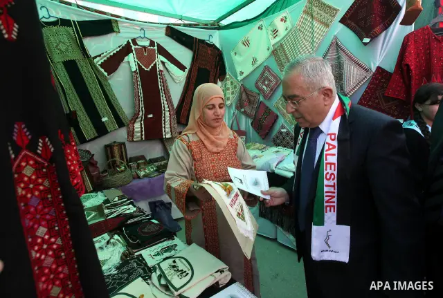 Palestinian Prime Minister salam Fayyad visits the Palestinian Heritage Week gallery, organized by the school house of knowledge and participated by a number of feminist institutions.West Bank city of Ramallah on March31...