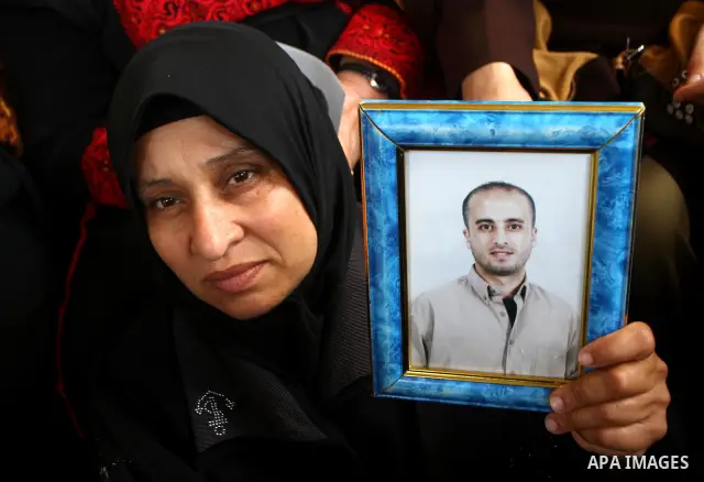 A Palestinian woman attends a protest calling for the release of Palestinian prisoners from Israeli jails , in Gaza City on April 4, 2011. About 7,500 Palestinian prisoners are held in Israeli jails. Photo by Ashraf Amra