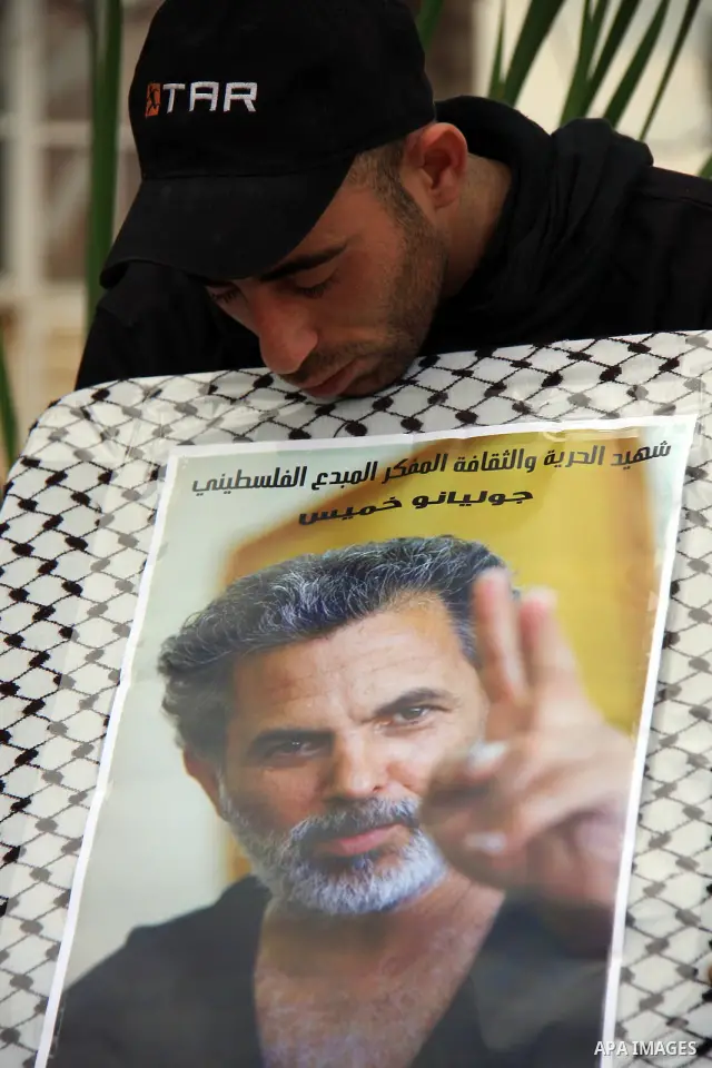 Palestinian Students of Jenin's Freedom Theater weep while waiting for the body of Arab-Israeli actor and director Juliano Mer-Khamis during his funeral at al Jalama Israeli checkpoint between Hayfa City and the West Ban...