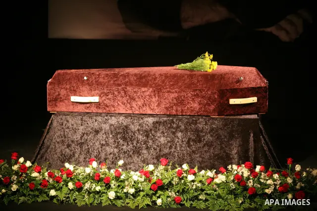 The coffin of Israeli Palestinian actor, director, filmmaker and political activist Juliano Mer-Khamis, who was shot dead in the West Bank refugee camp of Jenin on Monday, is displayed during his wake in Haifa, northern...