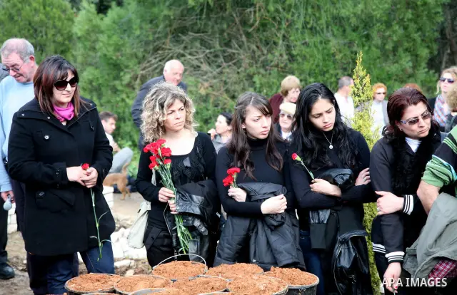 Mourners react as they gather around the coffin of Israeli Palestinian actor, director, filmmaker and political activist Juliano Mer-Khamis, who was shot dead in the West Bank refugee camp of Jenin on Monday, during his...