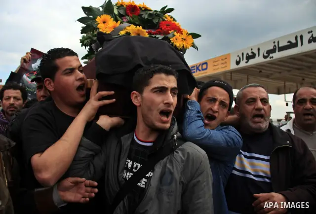 Palestinians carry the coffin of Israeli Palestinian actor, director, filmmaker and political activist Juliano Mer-Khamis, who was shot dead in the West Bank refugee camp of Jenin on Monday, during his funeral procession...