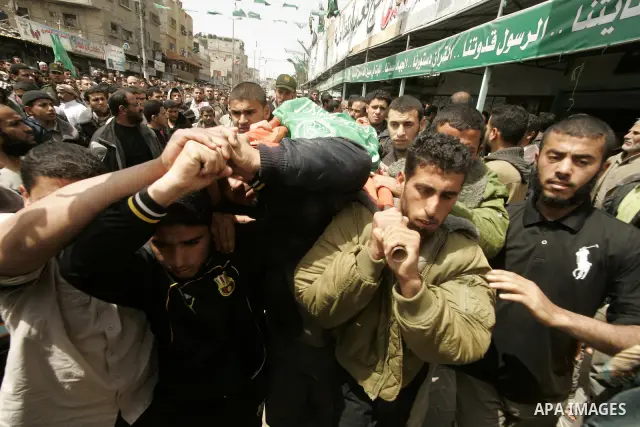 Palestinian mourners carry the bodies of Hamas militants during their funeral in Rafah in the southern Gaza Strip April 8, 2011. Israeli air strikes in the Gaza Strip killed two militants from the Islamist group Hamas an...