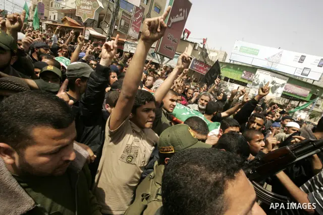 Palestinian mourners carry the bodies of Hamas militants during their funeral in Rafah in the southern Gaza Strip April 8, 2011. Israeli air strikes in the Gaza Strip killed two militants from the Islamist group Hamas an...