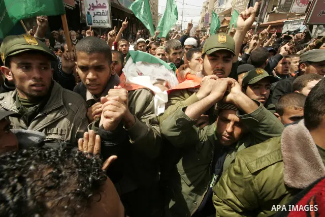 Palestinian mourners carry the bodies of Hamas militants during their funeral in Rafah in the southern Gaza Strip April 8, 2011. Israeli air strikes in the Gaza Strip killed two militants from the Islamist group Hamas an...