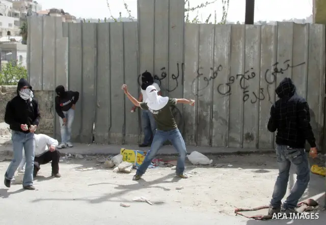 Palestinian youths hurl stones towards Israeli border police during clashes in the mostly Arab neighborhood of Silwan in East Jerusalem April 08, 2011. Photo by Mahfouz Abu Turk .