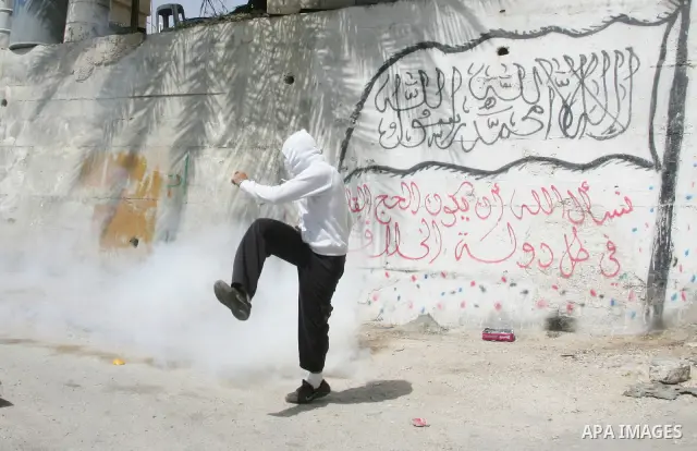 Palestinian youths hurl stones towards Israeli border police during clashes in the mostly Arab neighborhood of Silwan in East Jerusalem April 08, 2011. Photo by Mahfouz Abu Turk .