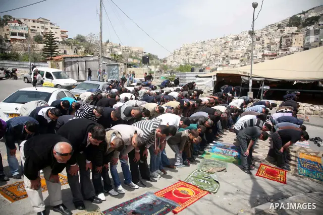 Palestinian demonstrators attend Friday prayers at the protest tent in Jerusalem's neighbourhood of silwan on April 08, 2011. Photo by Sliman Khader