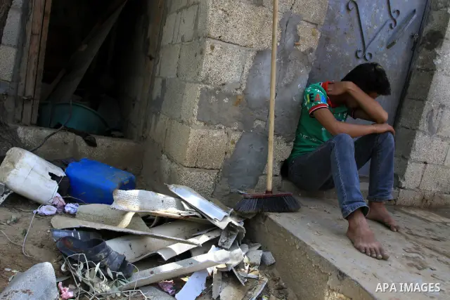 Palestinian mourners Attend funeral of Nidal Qudeih in the southern Gaza Strip town of Khan Yunis on April 8, 2011 after Israeli warplanes pounded the coastal strip, killing at least three civilians and two militants a d...