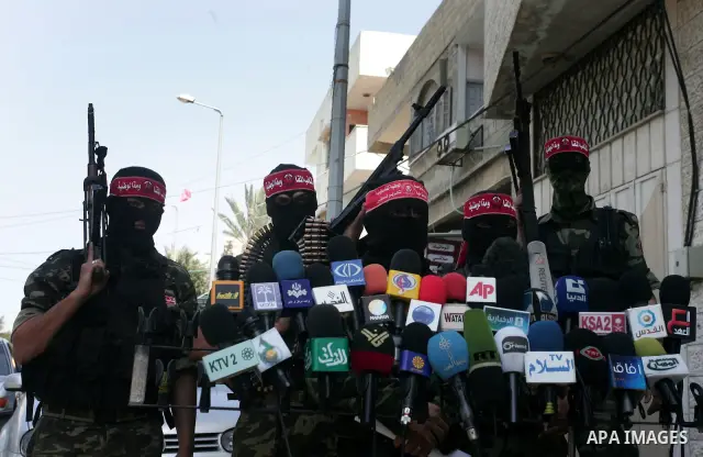 Palestinian militants of the National Resistance Brigades, the military wing of the Democratic Front for the Liberation of Palestine (DFLP), attend a news conference in the central Gaza City, 10 April 2011. Israel will c...