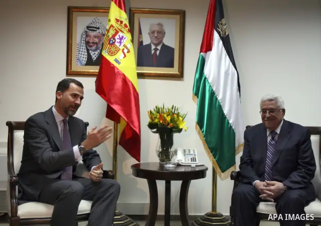 Palestinian President Mahmoud Abbas (R) meets Spain's Crown Prince Felipe in the West Bank city of Ramallah April 12, 2011. Photo by Abbas Momani/Pool