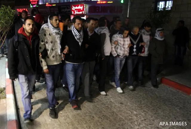 Palestinians protest in the West Bank city of Ramallah in support of hunger strikers calling for national unity and who have been on strike for the past nineteen days, on April 12, 2011. Photo by Issam Rimawi