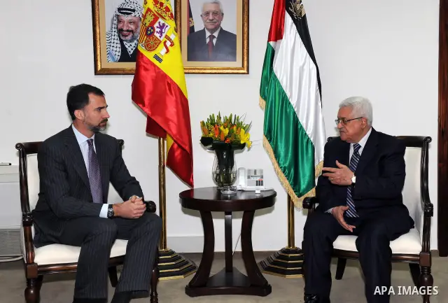 Palestinian President Mahmoud Abbas meets Spain's Crown Prince Felipe in the West Bank city of Ramallah April 12, 2011. Photo by Thaer Ganaim