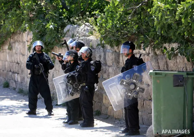 Israeli riot policemen take position in the east Jerusalem neighborhood of Silwan on April 15, 2011 following brief clashes between police and stone throwers. Photo by Sliman Khader