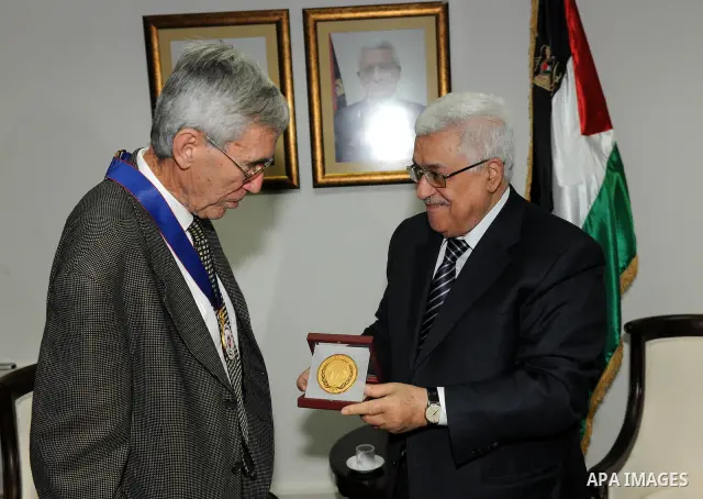 Palestinian President Mahmoud Abbas (Abu Mazen) honors the doctor, Steve Sosepe in the West Bank city of Ramallah on April 15, 2011. Photo by Thaer Ganaim