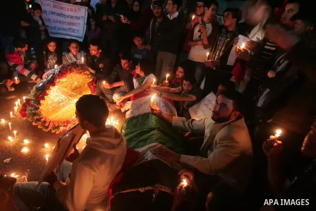 Palestinian light candles during a protest against killing of Italian activist Vittorio Arrigoni in Gaza City, 15 April 2011. Hamas authorities in the Gaza Strip condemned as a 'shameful crime' the kidnap and killing of...