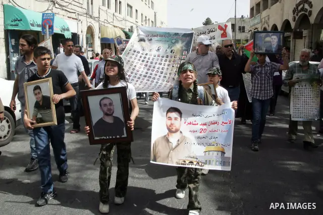 Palestinians take part during a rally demanding the release of their loved ones from Israeli jails in the West Bank city of Jerusalem, on April 16, 2011.Photo by Mahfouz abu Turk
