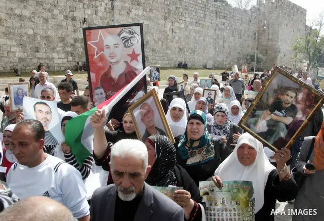 Palestinians take part during a rally demanding the release of their loved ones from Israeli jails in the West Bank city of Jerusalem, on April 16, 2011.Photo by Mahfouz abu Turk