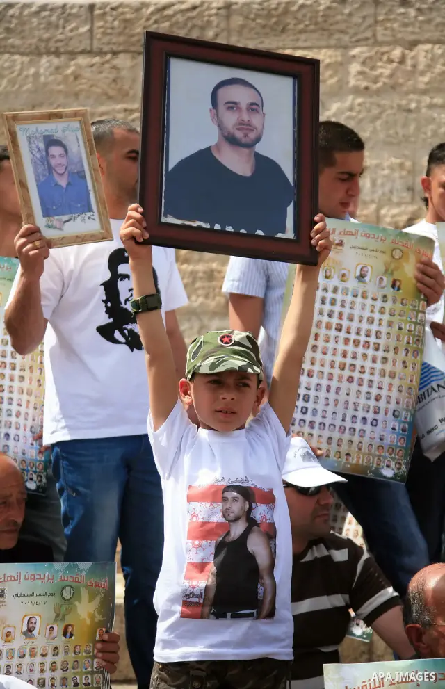 March from the Damascus Gate in East Jerusalem to the Red Cross headquarters where the Palestinian Legislative Council sitters since 290 days, demanding the release of prisoners from Israeli jails. April 16 2011. Sliman...
