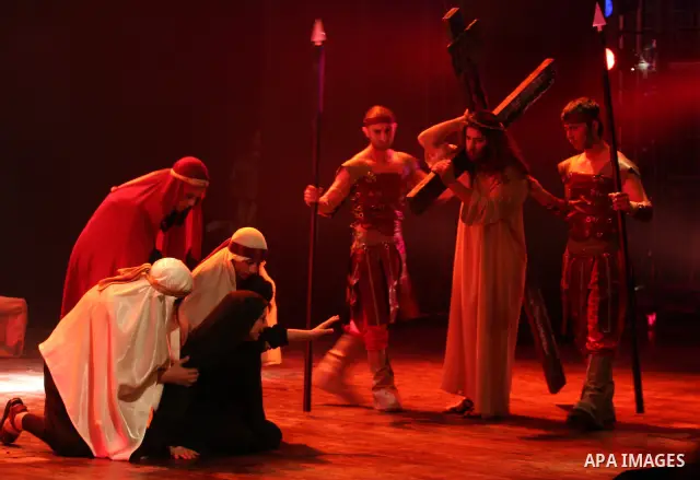 Palestinian Christians perform a play "operetta and I have Vahidi" following the last days of Jesus Christ prior and including his Crucifixion which is marked by Christians with Easter mass, in the city of Ramallah in th...