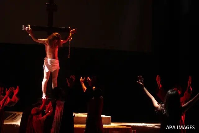 Palestinian Christians perform a play "operetta and I have Vahidi" following the last days of Jesus Christ prior and including his Crucifixion which is marked by Christians with Easter mass, in the city of Ramallah in th...